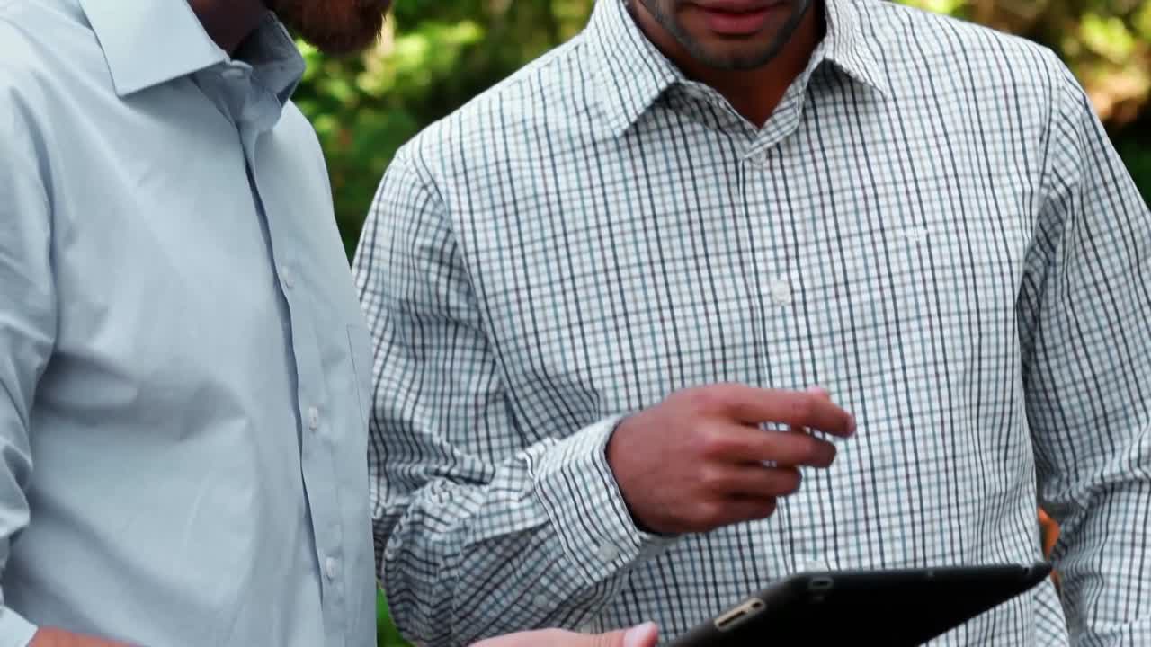 Forretningsfolk bruger digital tablet