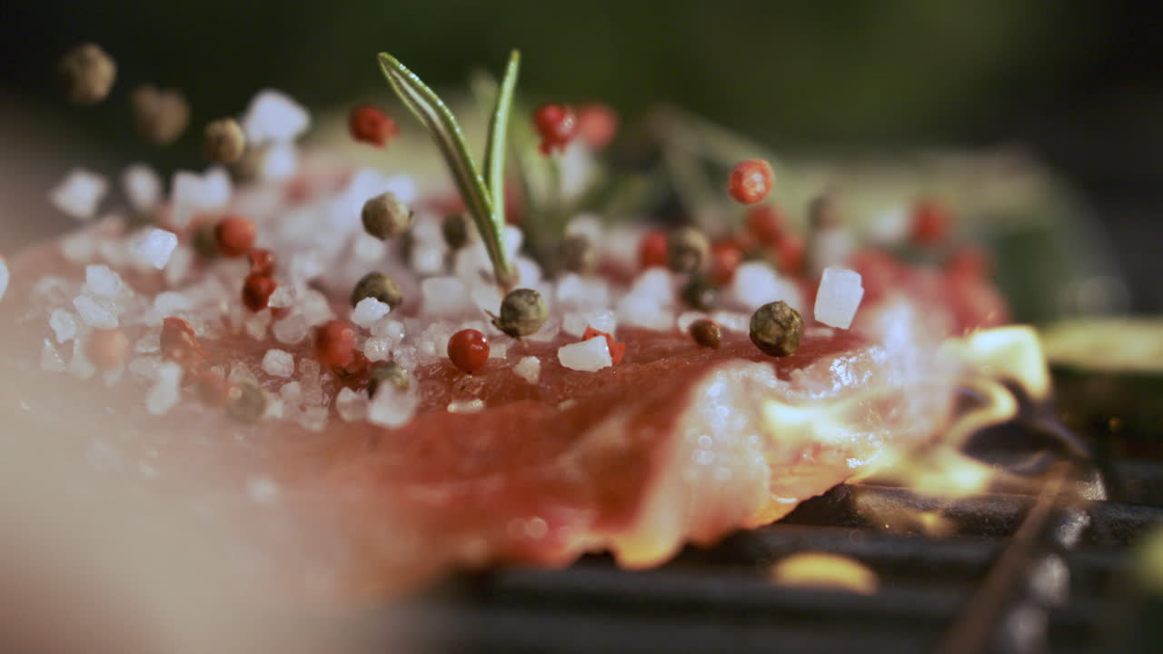 향신료와 허브와 함께 그릴 스테이크