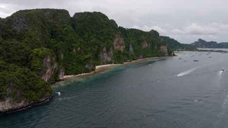imágenes de drones de las islas phiphi en tailandia imágenes de increíbles paisajes tailandeses naturaleza increíble con rocas locas, playas, colinas, océano adn barcos