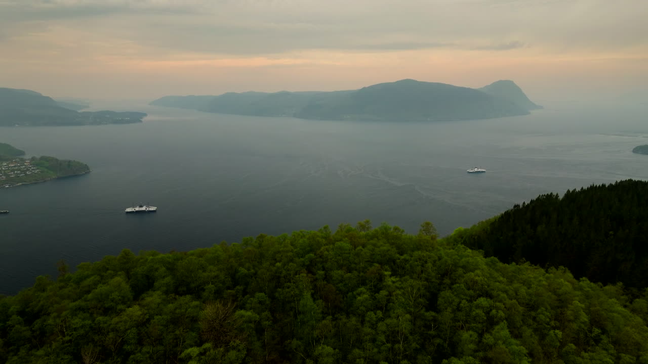 Brintdrevne færger i norsk fjord ved solnedgang. Luftfoto fremad