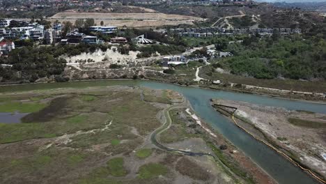 vista aérea de un avión no tripulado volando sobre un río a un vecindario