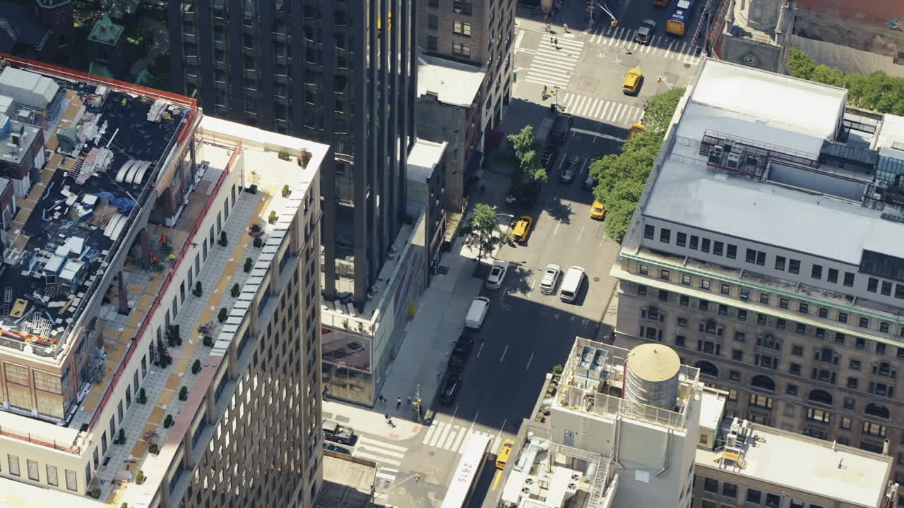 Vista superior de uma área urbana de Manhattan num dia ensolarado com muitos táxis amarelos nas ruas, tomada estática.