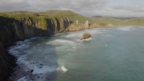 Fliegen-Sie-Eine-Drohne-Neben-Einem-Strand-Und-Einer-Grenzküste