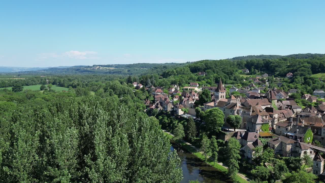 드론은 프랑스 도르도뉴 계곡의 카레나크 마을을 촬영했습니다. 드론, 항공기, 4k 영상