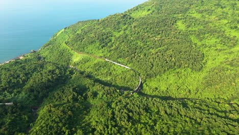 Ein-Zug-Fährt-über-Eine-Brücke-In-Einem-Malerischen-Gebirgspass-In-Danang,-Vietnam