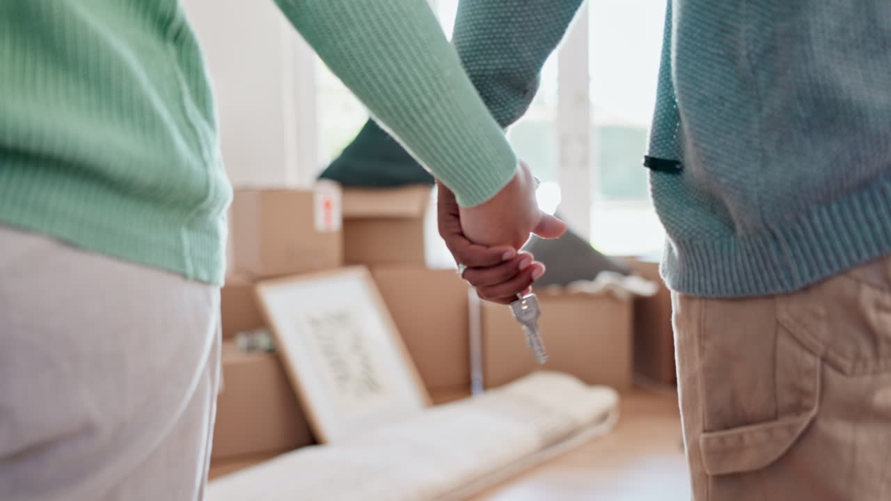pareja, manos y llaves de la nueva casa
