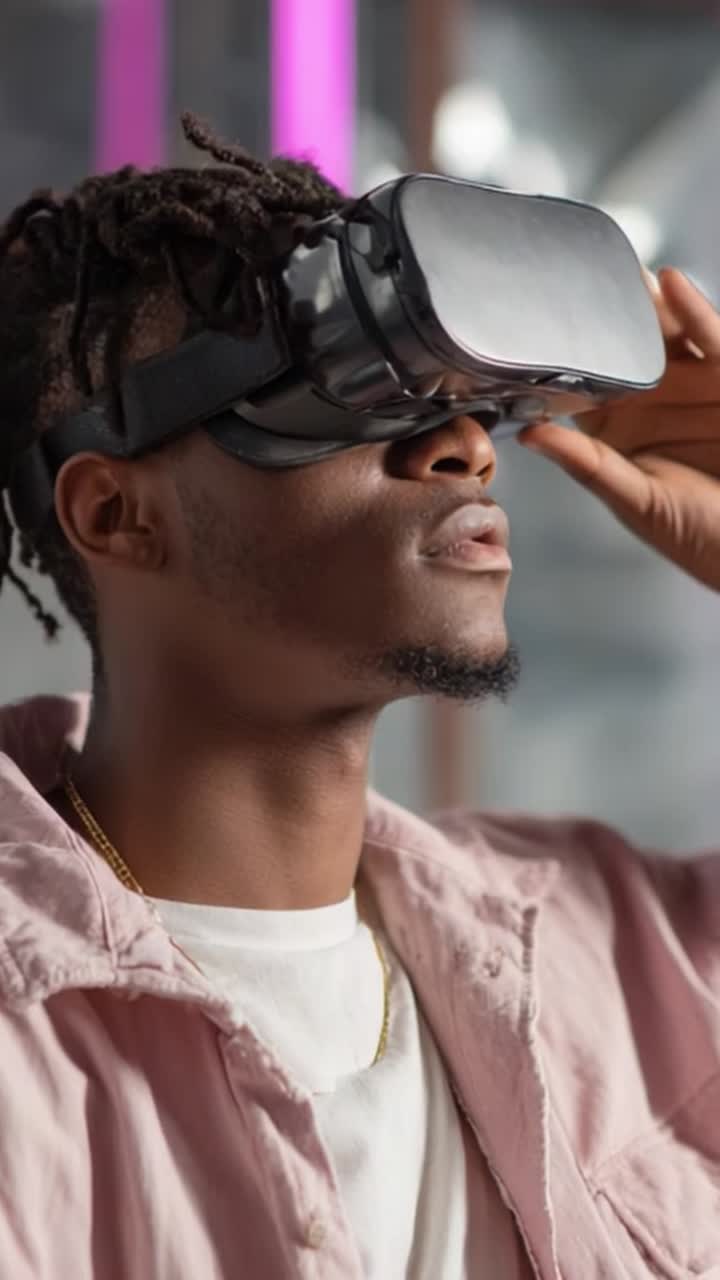 Esperienza di realtà virtuale coinvolgente: un giovane utilizza una tecnologia all'avanguardia indossando un visore VR, sottolineando la connettività e l'interazione moderne
