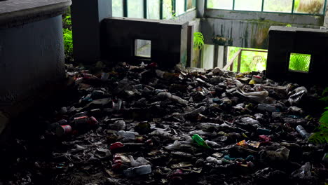 un montón de residuos plásticos en el hotel abandonado pondok indah bedugul en bali, indonesia