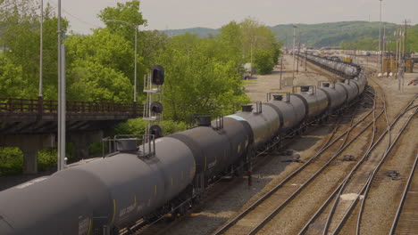 Cadena-Interminable-De-Petroleros-En-Un-Tren-En-Pensilvania