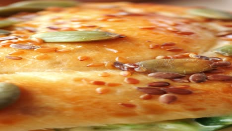 primer plano de un sabroso sándwich con semillas