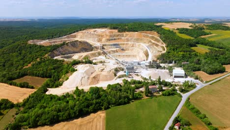 Panoramablick-Auf-Die-Kalksteinmine-In-Prächtigem-Grün,-Beige-Und-Braun