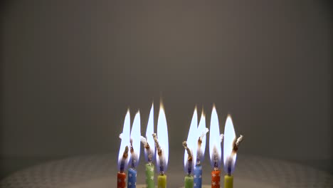 velas brillantes timelapse - ocho coloridas velas de cumpleaños ardiendo