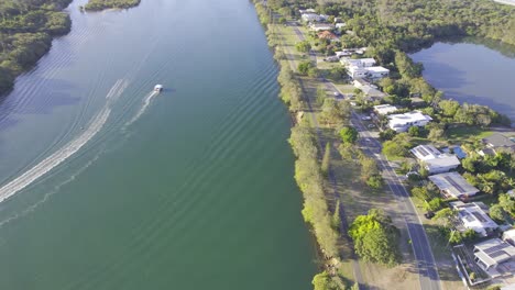 Vista-Aérea-De-Motos-Acuáticas-Y-Cruceros-En-Barco-Por-El-Río-Tweed-A-Lo-Largo-Del-Chinderah-En-Nueva-Gales-Del-Sur,-Australia