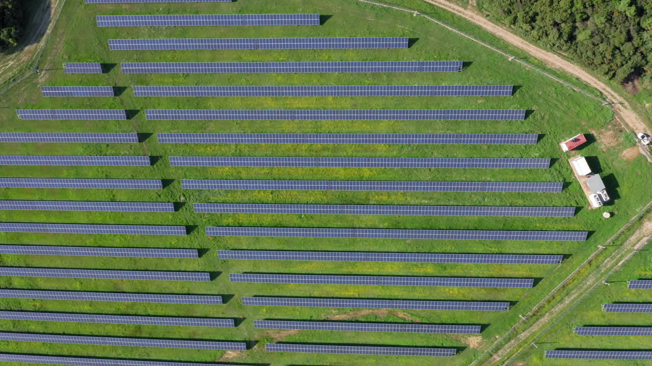 antena: vista de arriba hacia abajo de los paneles de la estación de energía solar ecológica en campo verde