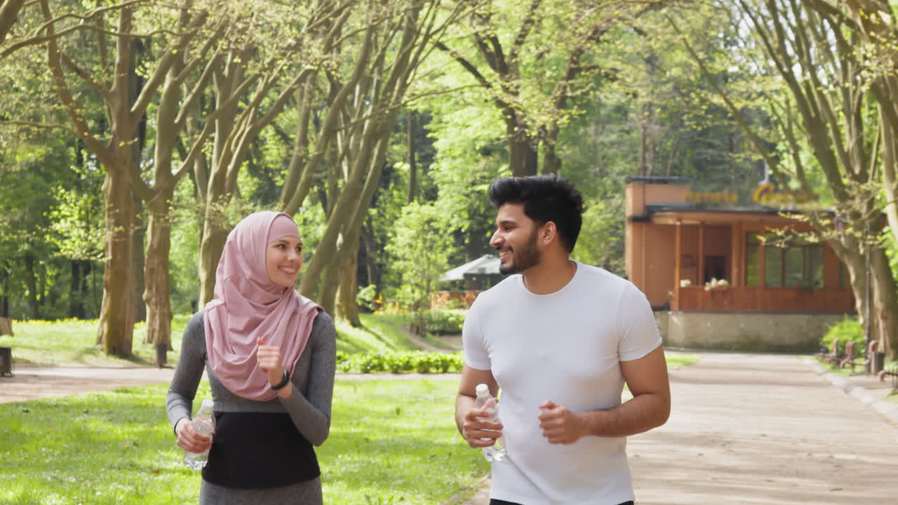 pasangan berlari di taman