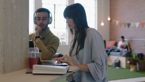 jóvenes hombres de negocios diversos líderes de equipo de lluvia de ideas hombre compartiendo ideas trabajando juntos mostrando a un colega escribiendo usando una computadora portátil en un lugar de trabajo de moda