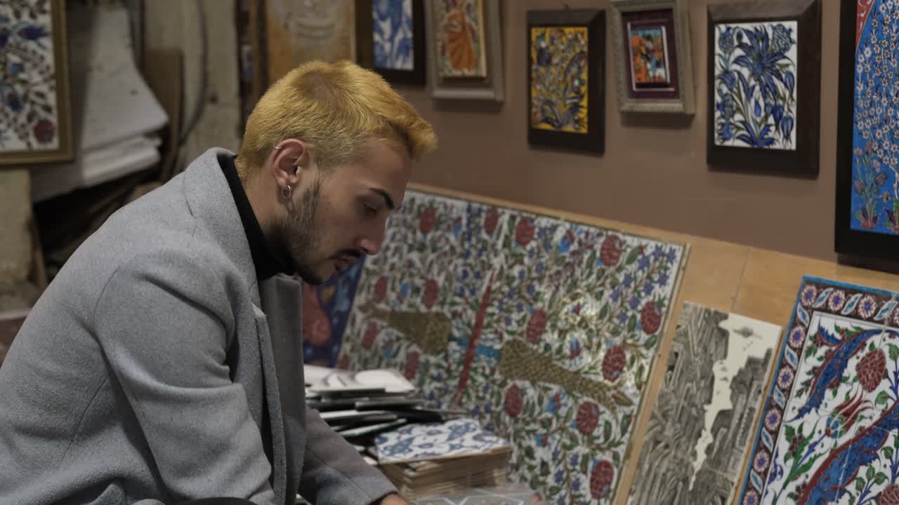 молодой человек, искусство плитки.