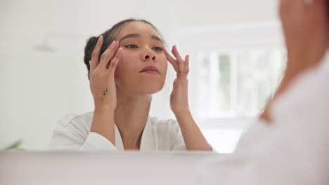 Cuidado-De-La-Piel,-Crema-Para-Los-Ojos-Y-Mujer-En-El-Espejo-De-Casa