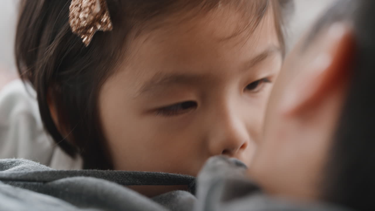 아버지와 함께 아름다운 작은 아시아 소녀가 집에서 딸과 함께 놀고 있는 가족 시간을 보내고 있습니다.