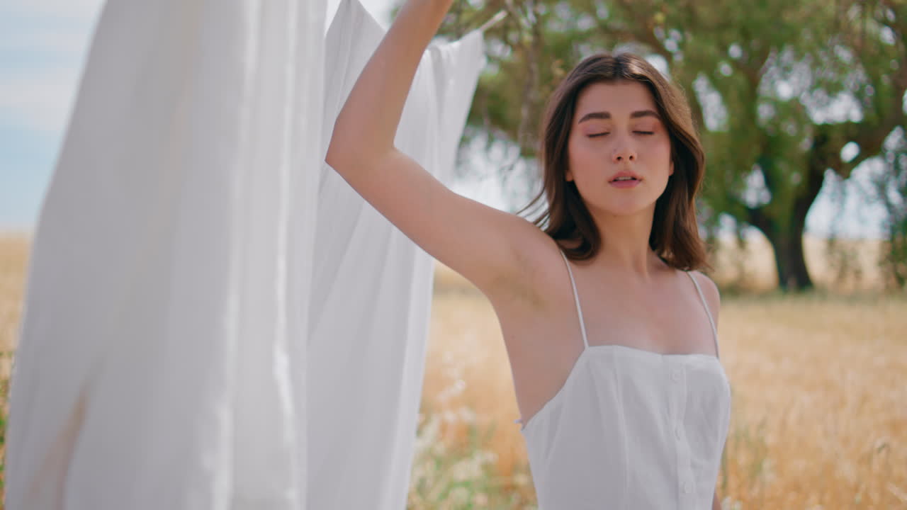 옷을 고 있는 젊은 여인 시골 초상화. 카메라를 찾는 여자