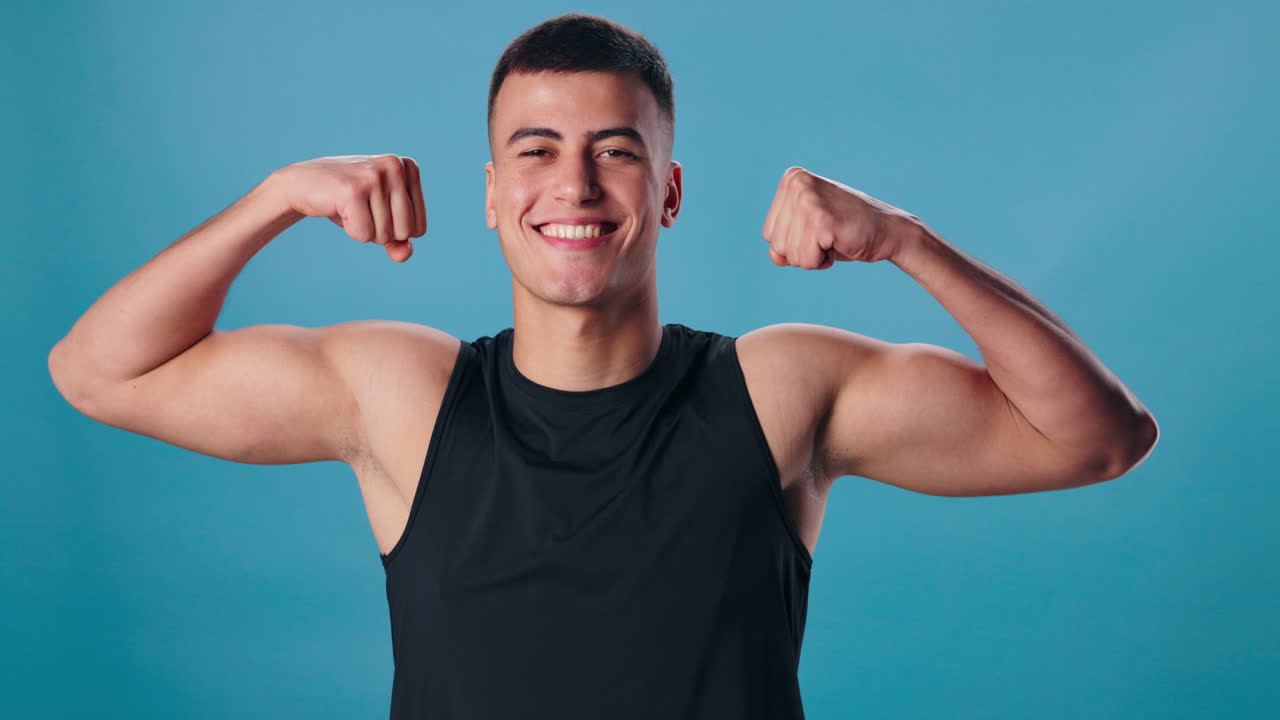 hombre musculoso flexionando