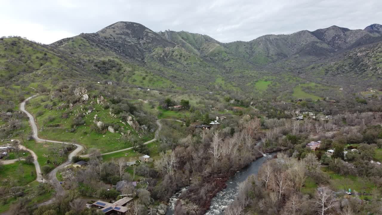 impresionante vista de pájaro de tres ríos, california