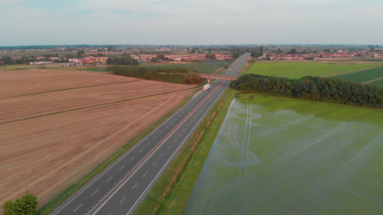 이탈리아의 고속도로 (오토스트라다) 의 공중 사진.