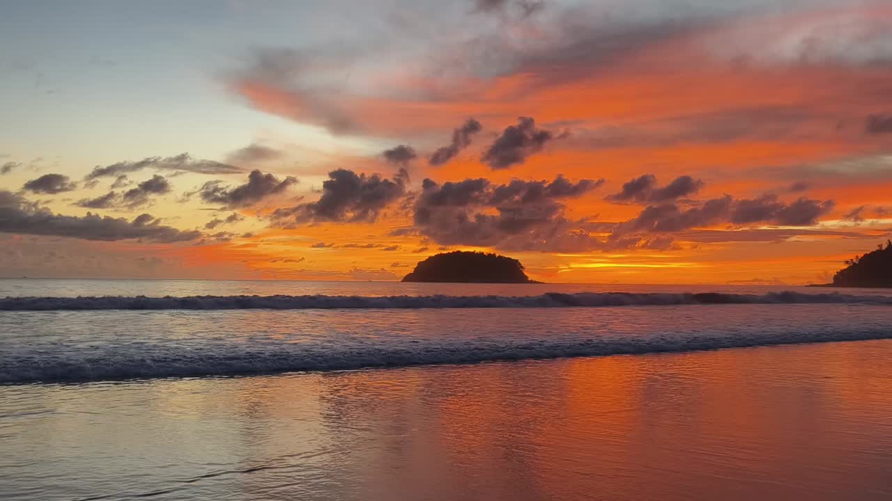 Solnedgang over en tropisk strand med ø
