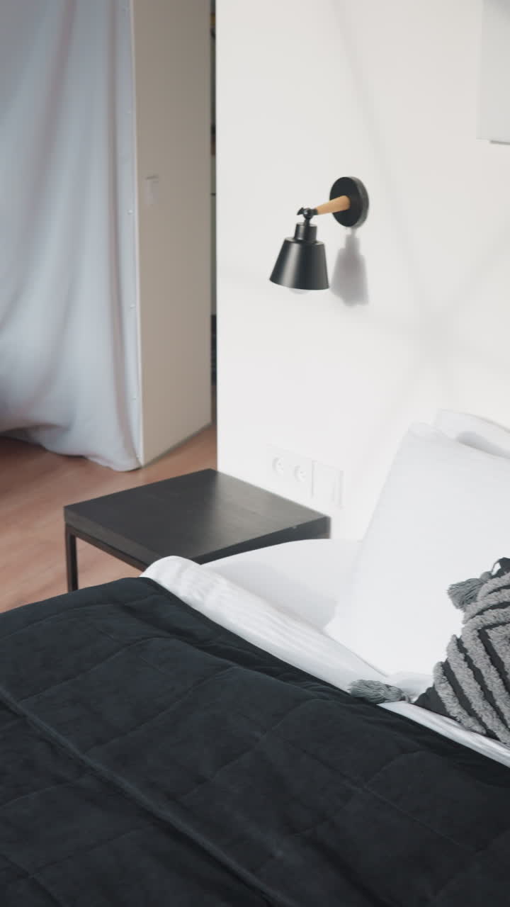 dormitorio con ventana panorámica de vidrio en glamping. habitación con cama doble para disfrutar de impresionantes vistas del bosque de otoño. concepto de complejo de lujo en la naturaleza