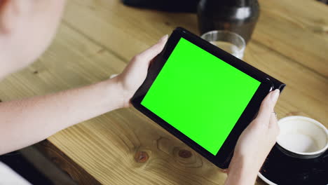Green-Screen-Hände-Mit-Digitalem-Tablet-Touchscreen-Gerät-IPad-Im-Café