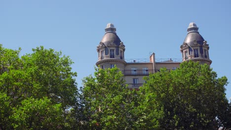 Arquitectura-Exterior-Superior-De-Un-Edificio-Detrás-De-Los-árboles-En-La-Calle-Alboni,-París,-Francia