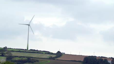 Turbina-Eólica-Girando-Sobre-Tierras-De-Cultivo