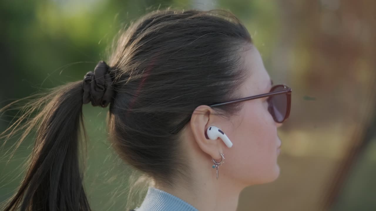 joven con una raqueta de tenis en el parque