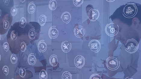 video de íconos de la tecnología sobre fondo azul con diversos empresarios hablando en la oficina