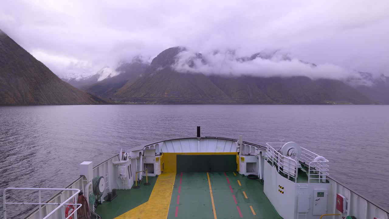 hermoso paisaje disparado desde la parte delantera de un gran ferry de transporte, paisaje de montaña en el fondo
