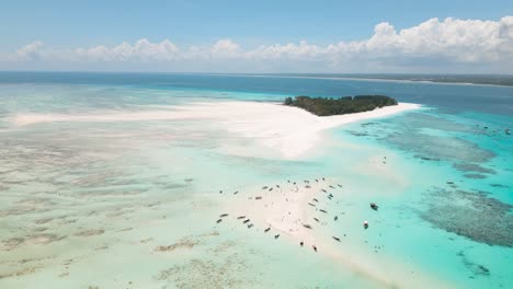 4K-Aufnahmen-Von-Fliegenden-Drohnen-über-Der-Küste-Mit-Weißen-Sandbänken-Mit-Wunderschönen-Transparenten-Wellen,-Die-Das-Korallenriff-Atoll-In-Der-Nähe-Der-Insel-Mnemba,-Tansania,-Umspülen