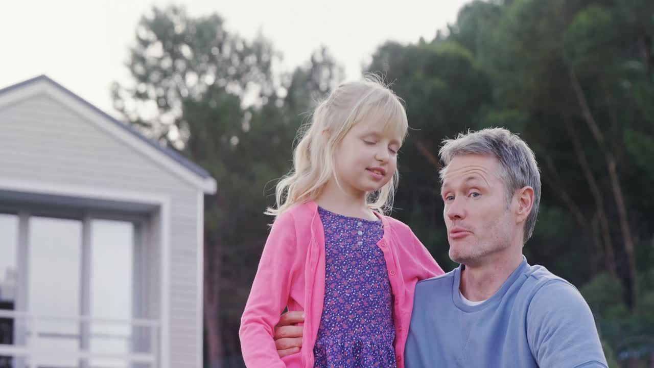 아버지와 딸은 4k 거리를 가리키고 있습니다.