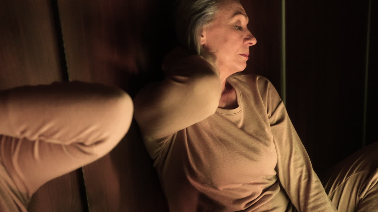 밤에 의자에 앉아 있는 여자