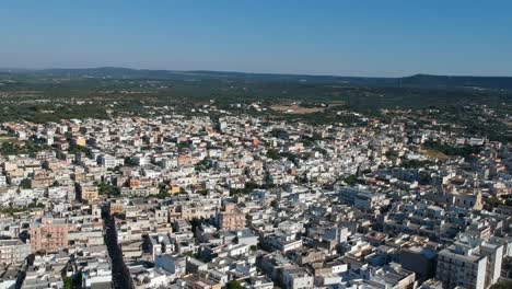 vista aérea del pueblo de crispiano en la provincia de taranto, capturó el momento de este hermoso pequeño pueblo