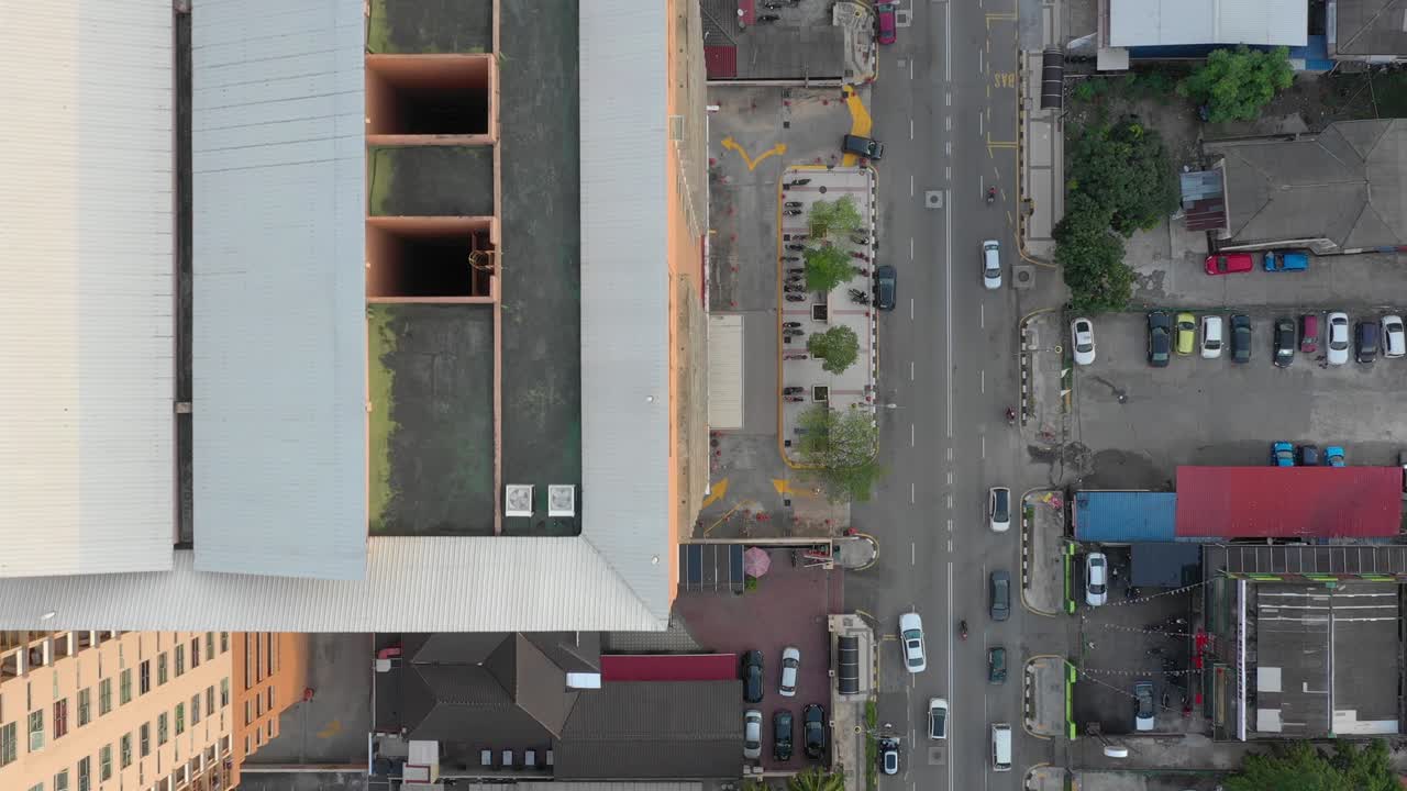 vuelo sobre la ciudad de kuala lumpur hora de puesta del sol tráfico calle panorámica aérea de arriba hacia abajo 4k malasia