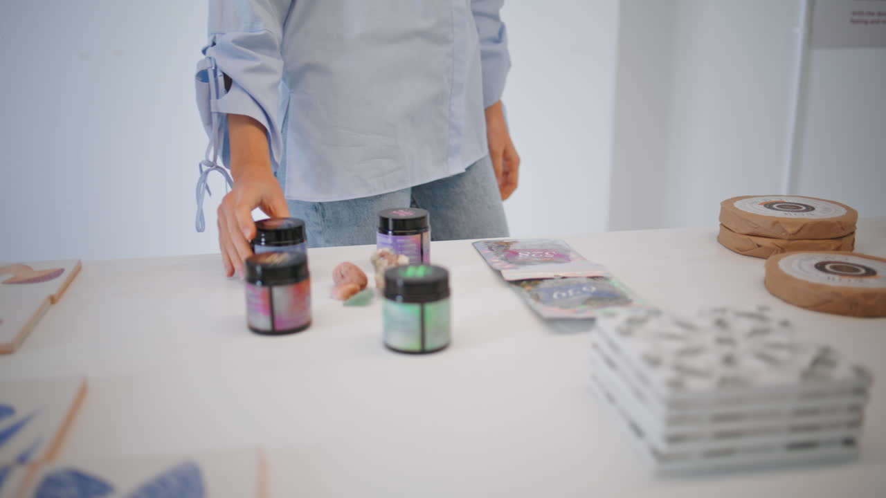 mano corriendo tienda exhibe primer plano. tienda cliente mirada seleccionando bienes en la mesa