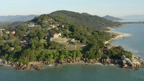 Famosa-Fortaleza-Brasileña-Al-Atardecer,-Fortaleza-Sao-Jose-Da-Ponta-Grosso,-Jurere-Internacional,-Florianópolis,-Santa-Catarina,-Brasil