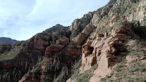 Red-rock-mountains-and-buttes-in-Sedona,-Arizona-with-drone-video-moving-in-close-up