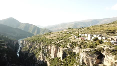 vista desde un avión no tripulado del cañón osumi, albania