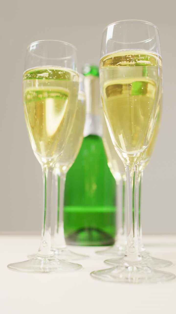 페인 컵의 클로즈업의 수직 비디오