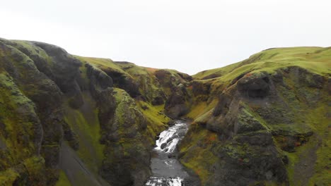 Cascada-De-Aguas-Bravas-De-Stjornarfoss-En-Un-Cañón-Rocoso-En-Islandia