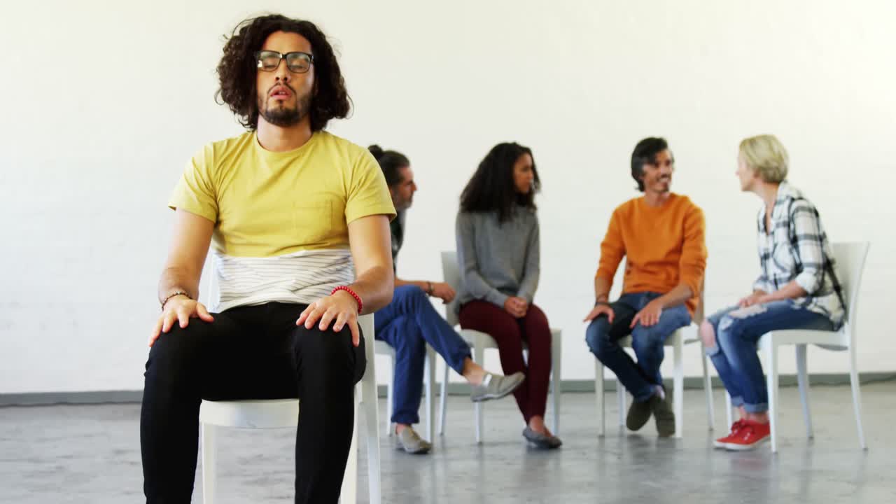 의자 4k에 앉아 있는 사려 깊은 사람