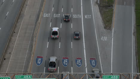 vista de dron de 4k de autos que viajan en la autopista i-45 norte en houston