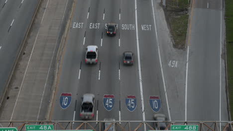 widok z drona 4k samochodów poruszających się po północnej autostradzie i-45 w houston