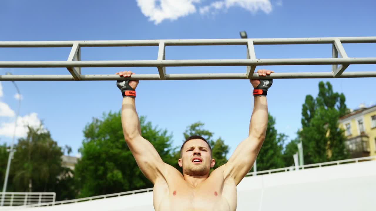 hombre realizando pull-ups al aire libre